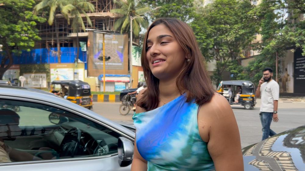 saiee-m-manjrekar-was-spotted-in-juhu-looking-stunning-as-she-stepped-out-in-style